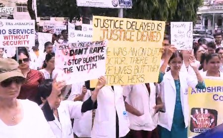 जबलपुर में महिला डॉक्टर एवं  नर्स की सुरक्षा व्यवस्था को लेकर जूनियर डॉक्टरों ने शहर में निकाली रैली