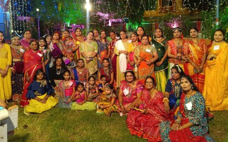 शारदा जागृति महिला समिति की महिलाओं ने शस्त्र पूजा कर किया गरबे का शुभारंभ।