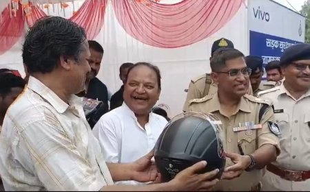 MP Guna News: वीवो मोबाइल कंपनी दो पहिया वाहन चालकों को बांटे हेलमेट
