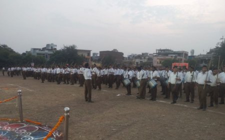 स्वयंसेवकों ने शस्त्र पूजा कर निकाला पथ संचलन, पुष्पवर्षा से लोगों ने किया स्वागत