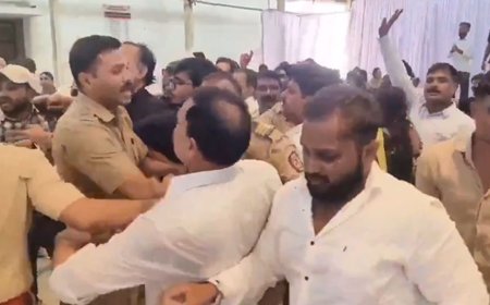 अकोला में योगेंद्र यादव के साथ धक्का-मुक्की एवं मारपीट, यादव ने कहा- यह लोकतंत्र के लिए दुखद हैं