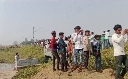 रेलवे पुलिया में भरा रहता है पानी, आक्रोषित खजूरी ग्रामीणों ने रोकी रेल