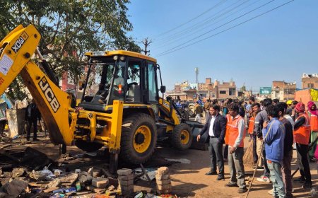 आरोन में वर्षों से जमे अतिक्रमण पर चला बुलडोजर