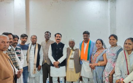 वार्ड 3 के पार्षद ने भाजपा के नवनियुक्त जिलाध्यक्ष श्री सिकरवार का तलवार भेंट कर किया स्वागत