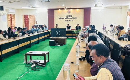 नवागत कलेक्‍टर द्वारा पत्रकार वार्ता के दौरान प्रेस मीडिया के प्रतिनिधियों से की चर्चा