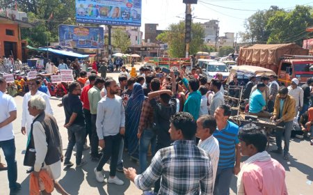 दिव्यांग लक्ष्मण सिंह के समर्थन में हनुमान चौराहे पर पर चक्का जाम, पुलिस ने बलपूर्वक हटाया