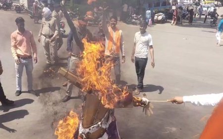 Guna News: बजरंगदल के कार्यकर्ताओं ने अखिलेश यादव का पुतला फूंका