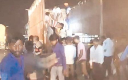 शराब से भरा ट्रक पलटा, बोतलें लूट ले गए ग्रामीण