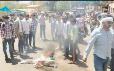 पहलगाम आतंकी हमले के विरोध में गूंजा विरोध, मृतकों को दी श्रद्धांजलि