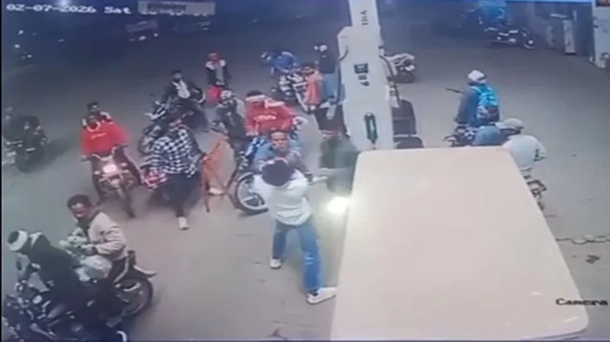 Jabalpur Petrol Pump Video: सिगरेट पीने से रोका तो पेट्रोल पंप कर्मियों के साथ मारपीट, पुलिस आरोपियों की तलाश में जुटी 
